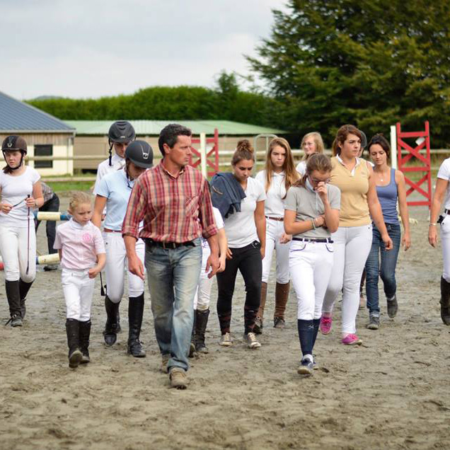 Equitation Rennes - Stéven André moniteur diplômé en concours avec ses élèves - André Sport Equestre : poney-club / centre équestre de Tinténiac
