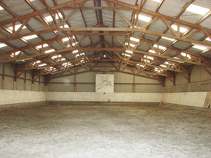 Notre grand manège couvert pour un enseignement en toute sécurité André Sport Equestre - Poney-club / Centre équestre de Tinténiac, à proximité du complexe Cap Malo