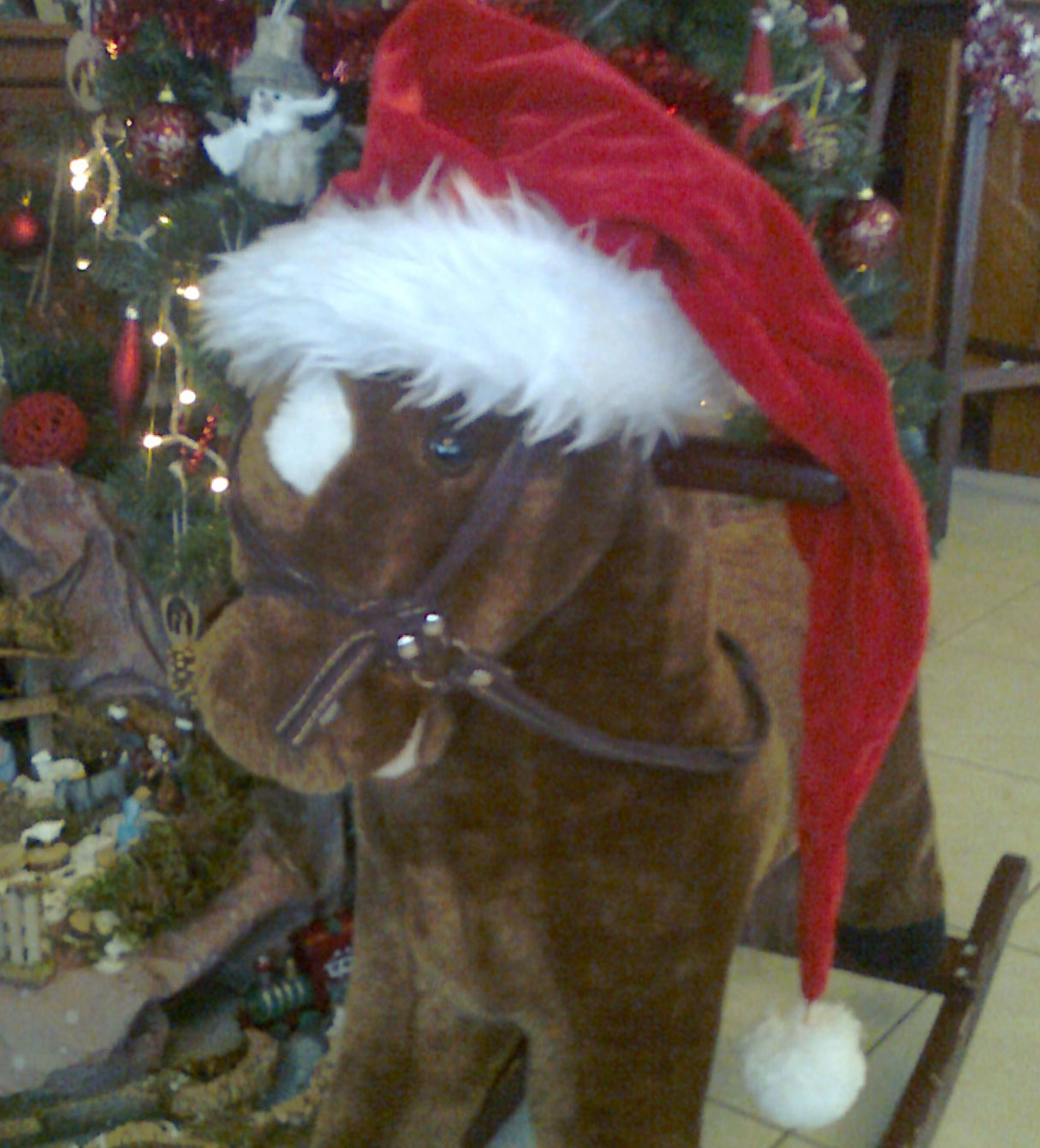 Cheval à bascule avec son bonnet de Noël : toute l'équipe d'André Sport Equestre vous souhaite un Joyeux Noël 2013 !
